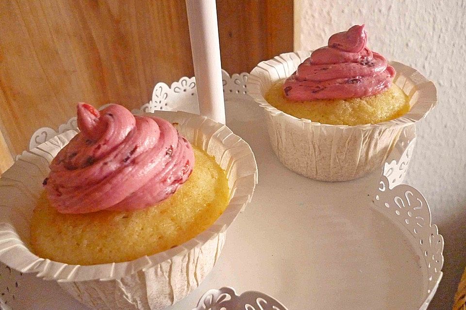 Zitronen-Cupcakes mit Brombeer-Buttercreme