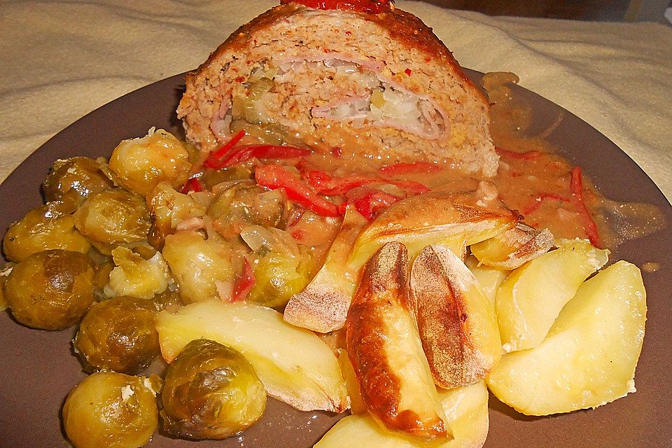 Gefüllter Hackbraten mit Kartoffeln und Rosenkohl aus dem Ofen