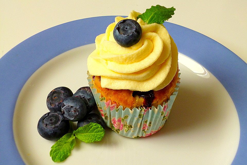 Blaubeer-Vanille-Cupcakes mit Vanilletopping