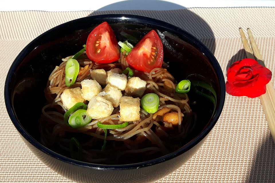 Glasnudelsalat mit Tofu und Erdnüssen