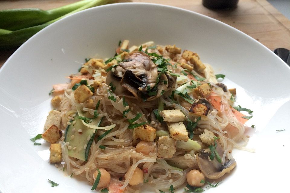 Glasnudelsalat mit Tofu und Erdnüssen