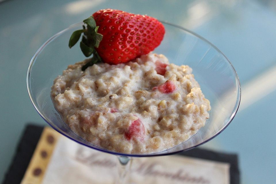 Haferbrei mit Quark und Erdbeeren