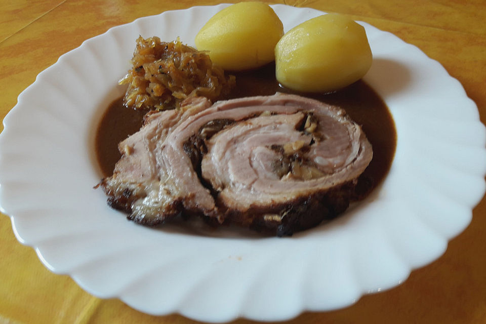 Schweinebauch mit Sauerkraut gefüllt