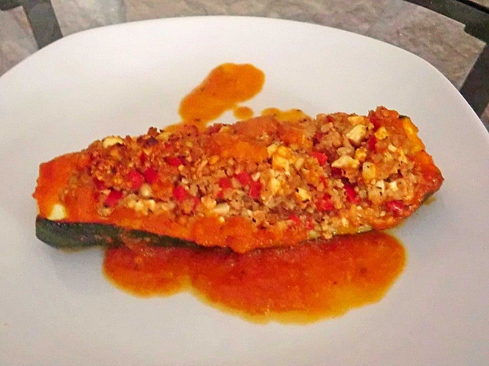 Gefüllte Zucchini mit Hirse in selbstgemachter Tomatensauce von ...