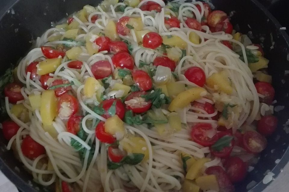 Spaghetti mit Zucchini, Rucola und Kirschtomaten