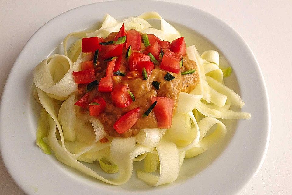 Rohkost Zucchinitagliatelle mit schneller Avocado-Tomatensoße