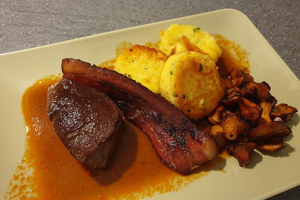 Rinderfilet mit Pfifferlingsauce, Pfifferlingen und Kartoffelplätzchen