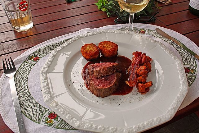 Rinderfilet mit Pfifferlingsauce, Pfifferlingen und Kartoffelplätzchen ...