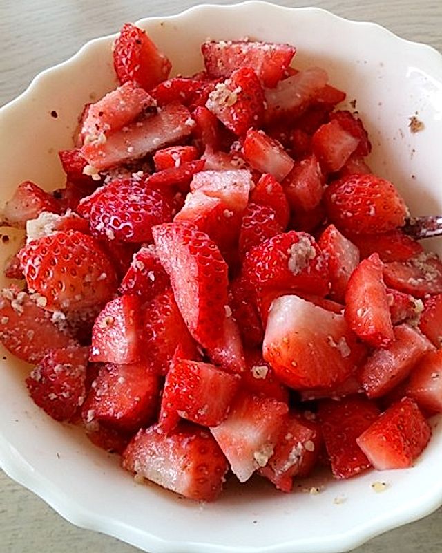Erdbeersalat mit leichter Pistazien-Sahne