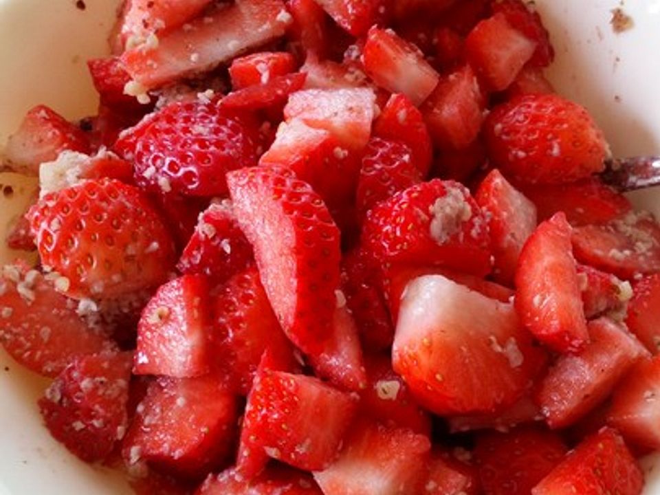 Erdbeersalat mit leichter Pistazien-Sahne von Hessenmike| Chefkoch