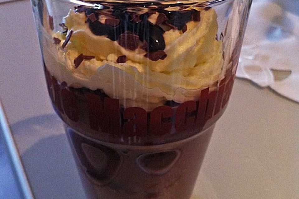 Schoko-Kirsch-Dessert im Glas