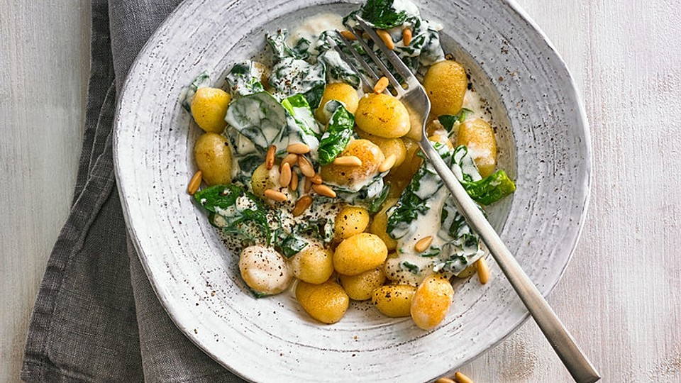 Gnocchi-mit-Spinat-Sahnesauce-und-Pinienkernen