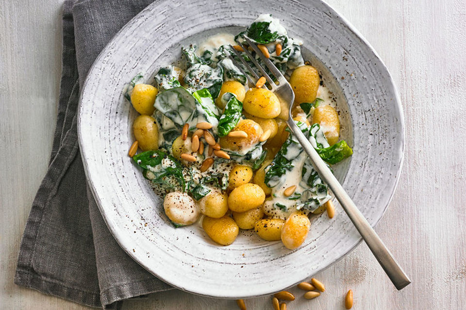 Gnocchi mit Spinat-Sahne-Soße und Pinienkernen