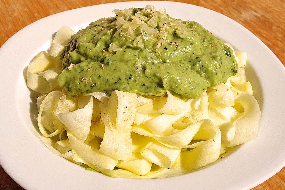 Zucchini-Bänder mit Avocado-Basilikum-Pesto