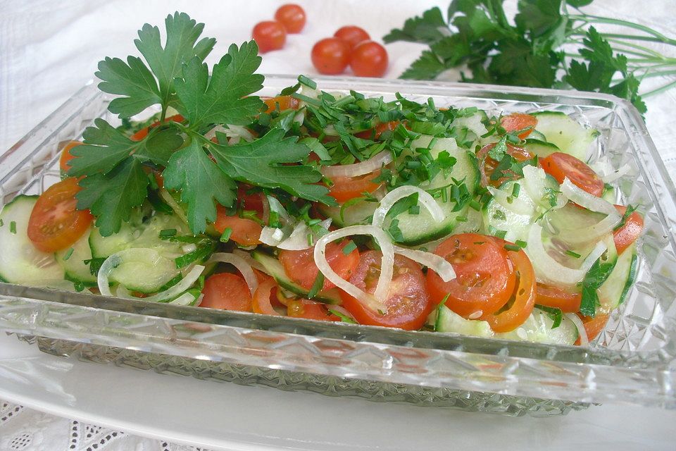 Gemüsezwiebel-Gurken-Tomaten-Salat