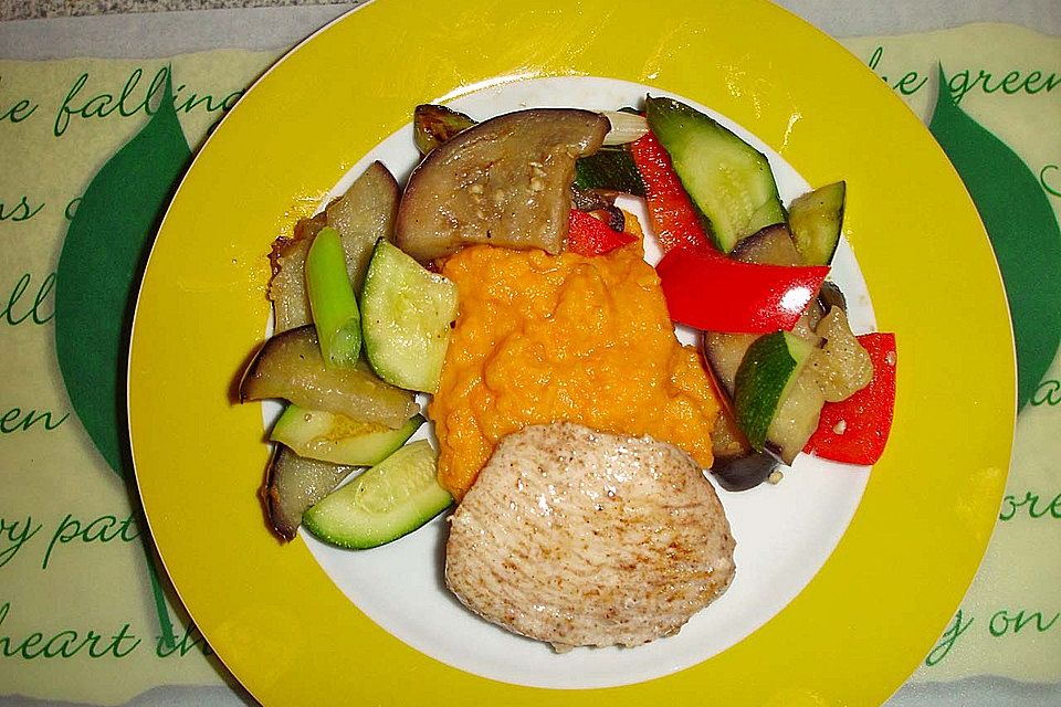 Hähnchenfilet mit mediterranem Pfannengemüse und Süßkartoffel-Kokos-Püree