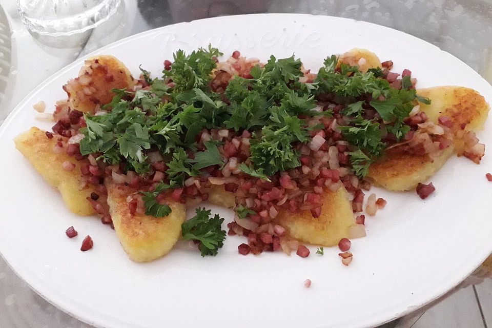 Gebratene Knödel mit Speck und Zwiebeln