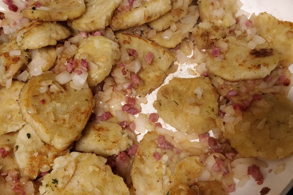 Gebratene Knödel mit Speck und Zwiebeln