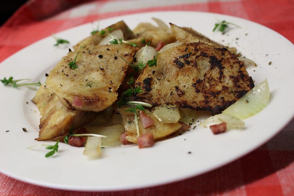 Gebratene Knödel mit Speck und Zwiebeln