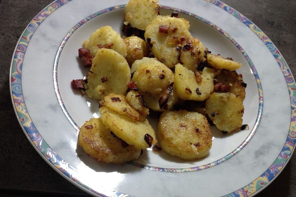 Gebratene Knödel mit Speck und Zwiebeln