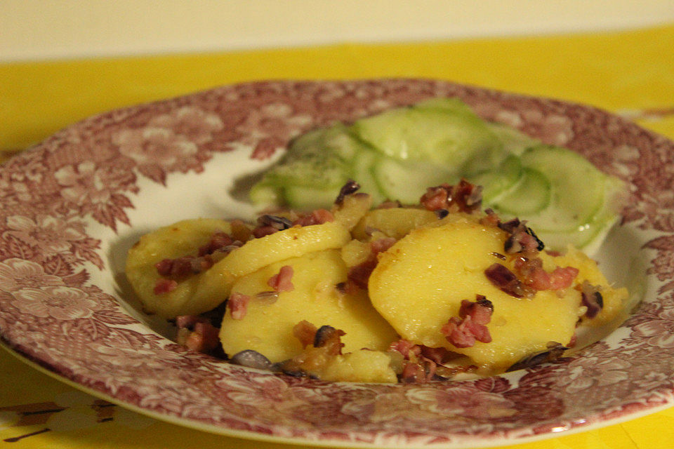 Gebratene Knödel mit Speck und Zwiebeln