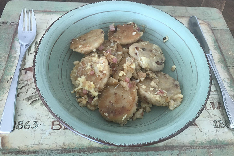 Gebratene Knödel mit Speck und Zwiebeln