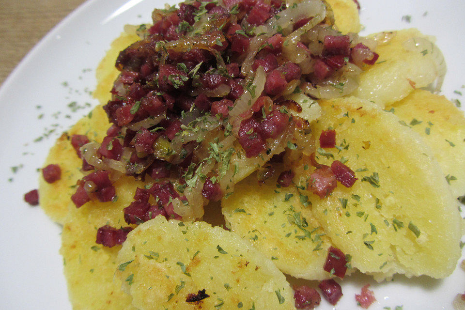 Gebratene Knödel mit Speck und Zwiebeln