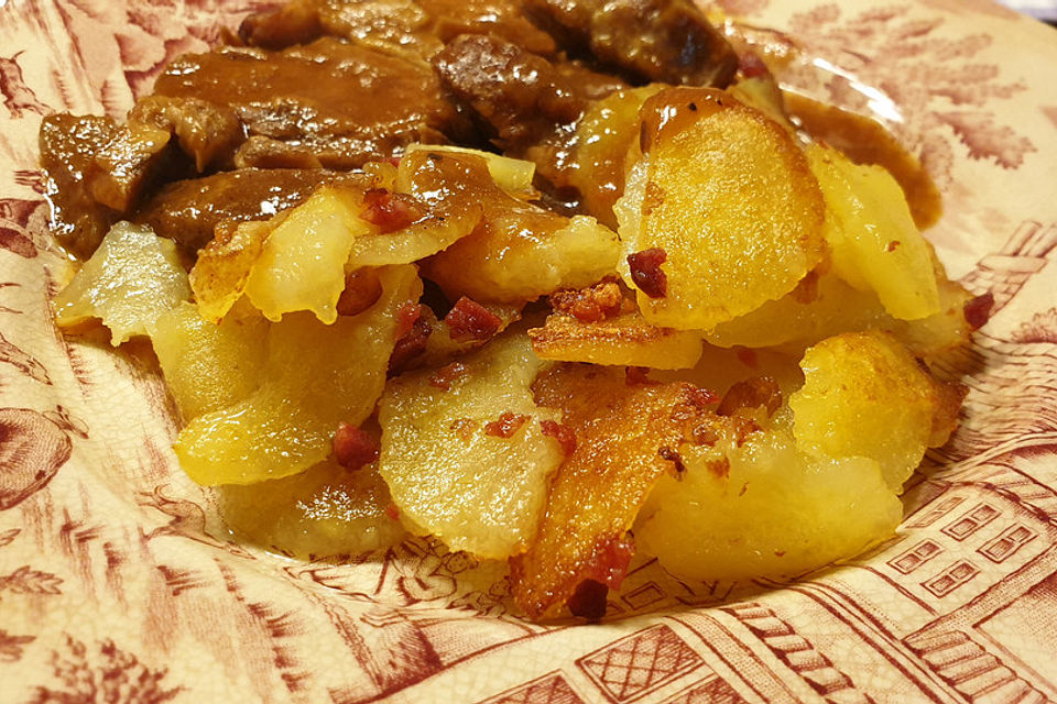 Gebratene Knödel mit Speck und Zwiebeln