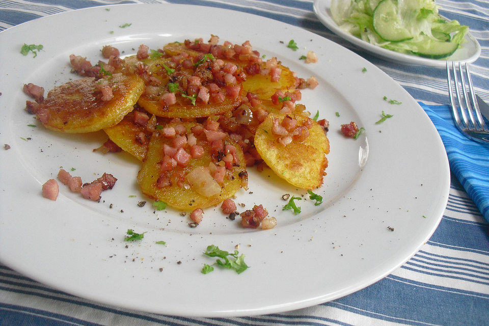 Gebratene Knödel mit Speck und Zwiebeln