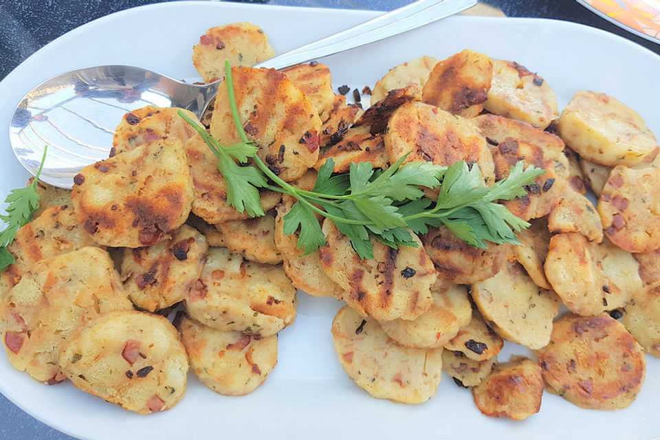 Gebratene Knödel mit Speck und Zwiebeln