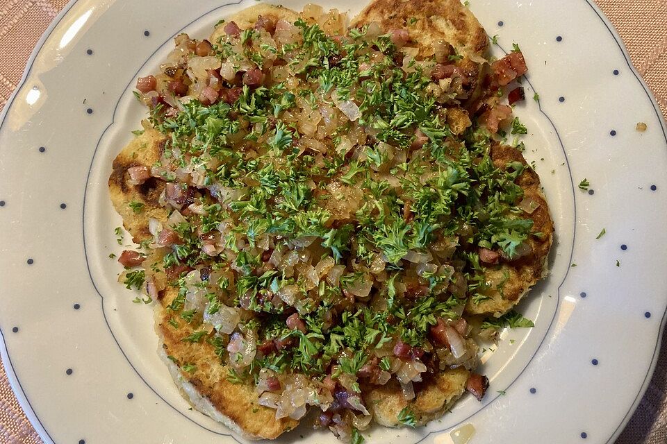 Gebratene Knödel mit Speck und Zwiebeln