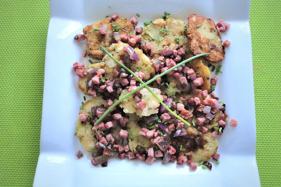 Gebratene Knödel mit Speck und Zwiebeln