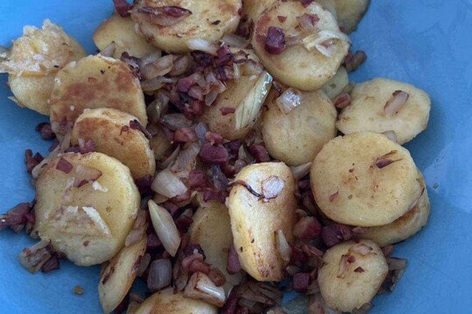 Gebratene Knödel mit Speck und Zwiebeln