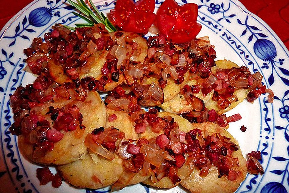 Gebratene Knödel mit Speck und Zwiebeln