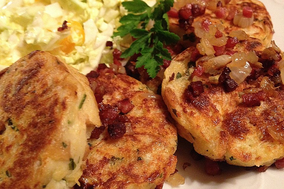 Gebratene Knödel mit Speck und Zwiebeln