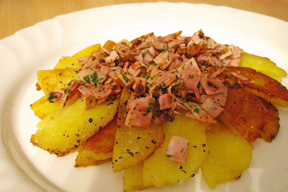 Gebratene Knödel mit Speck und Zwiebeln