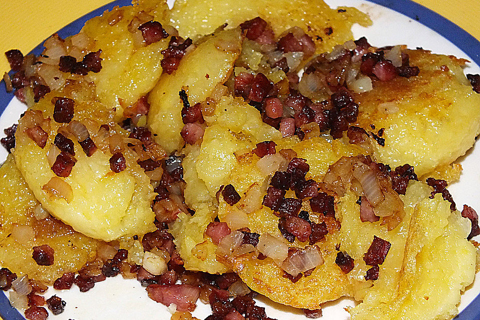 Gebratene Knödel mit Speck und Zwiebeln