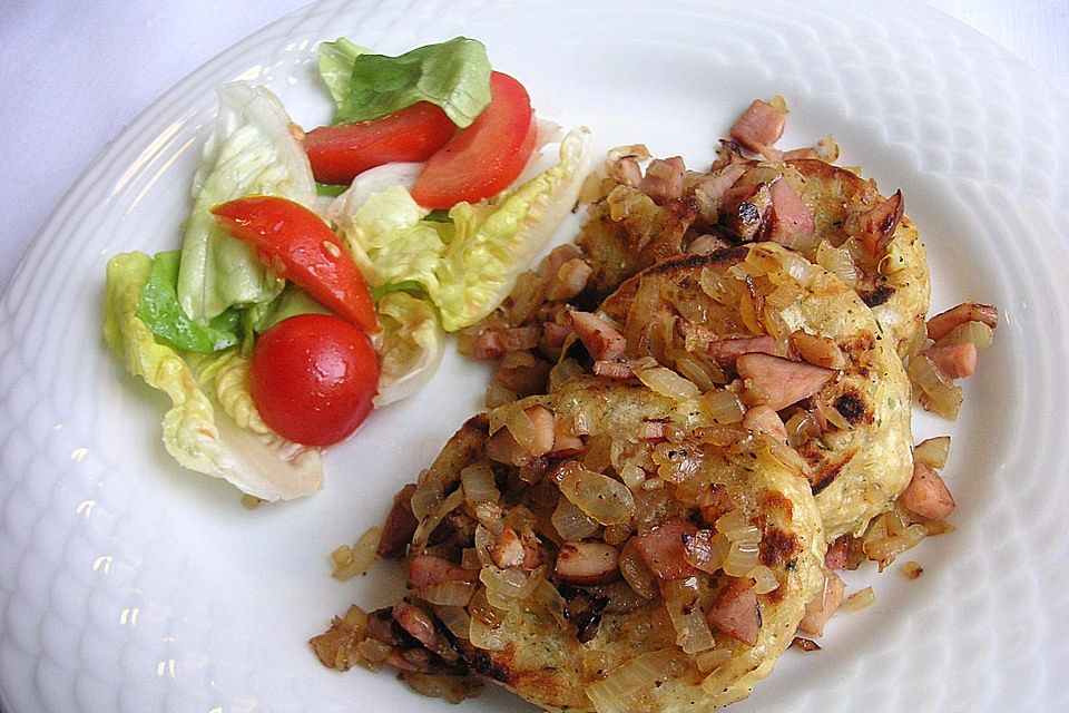 Gebratene Knödel mit Speck und Zwiebeln