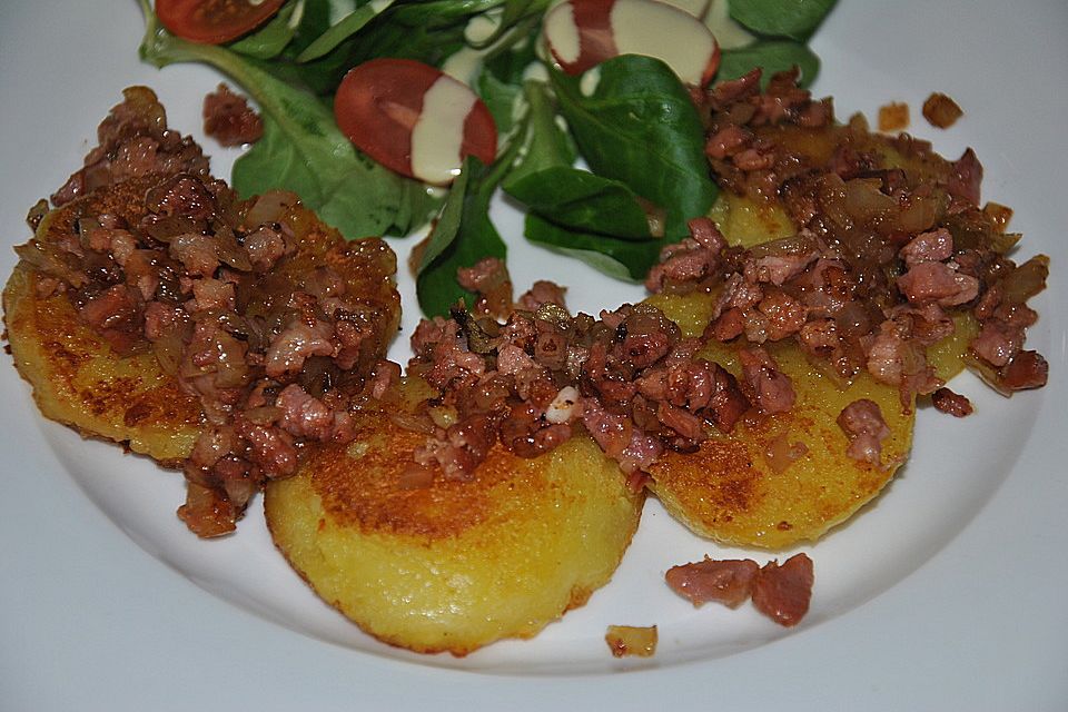 Gebratene Knödel mit Speck und Zwiebeln