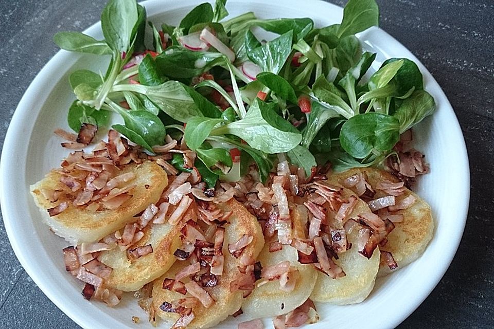 Gebratene Knödel mit Speck und Zwiebeln