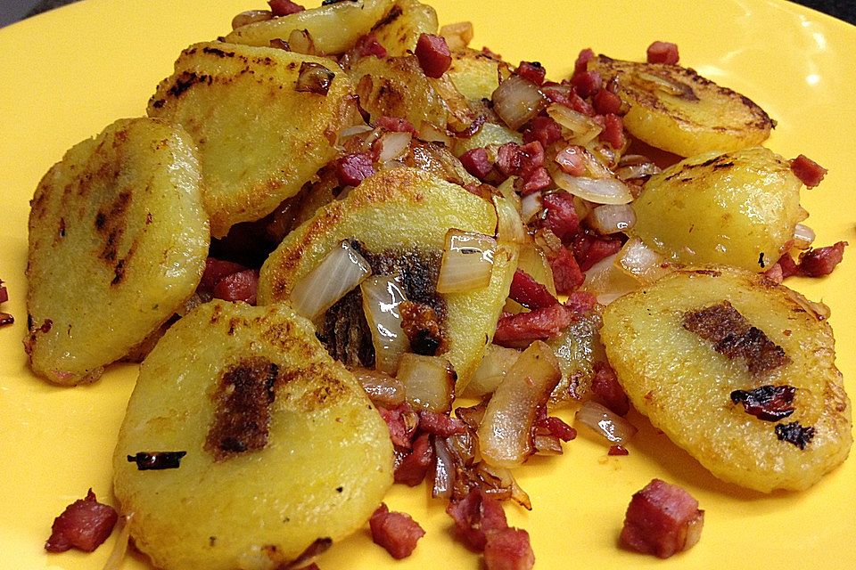 Gebratene Knödel mit Speck und Zwiebeln