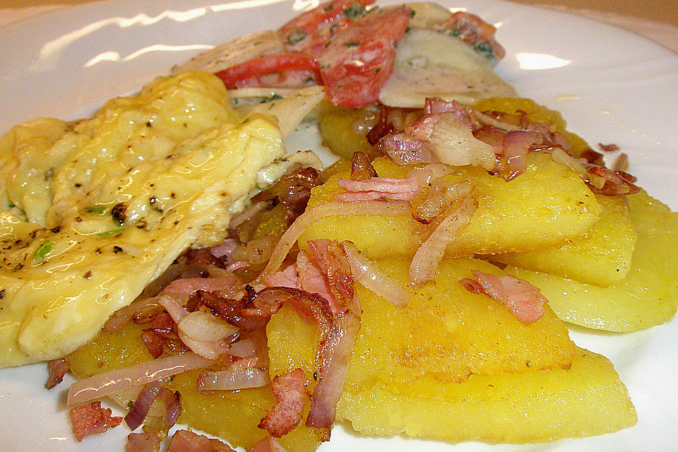 Gebratene Knödel mit Speck und Zwiebeln