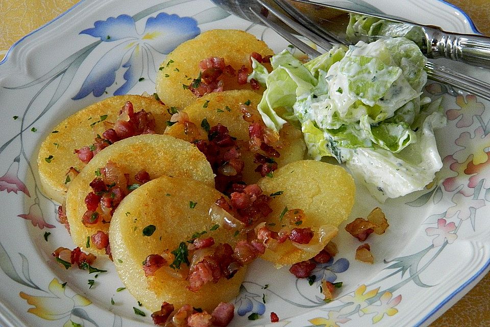 Gebratene Knödel mit Speck und Zwiebeln