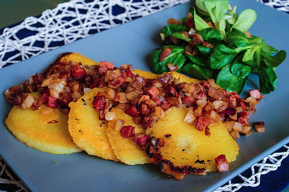 Gebratene Knödel mit Speck und Zwiebeln