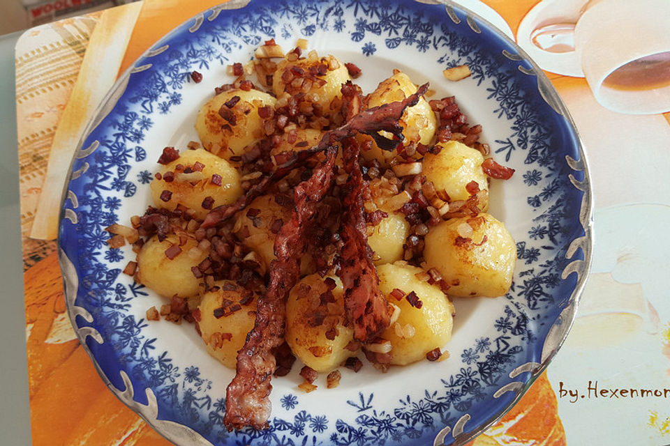 Gebratene Knödel mit Speck und Zwiebeln