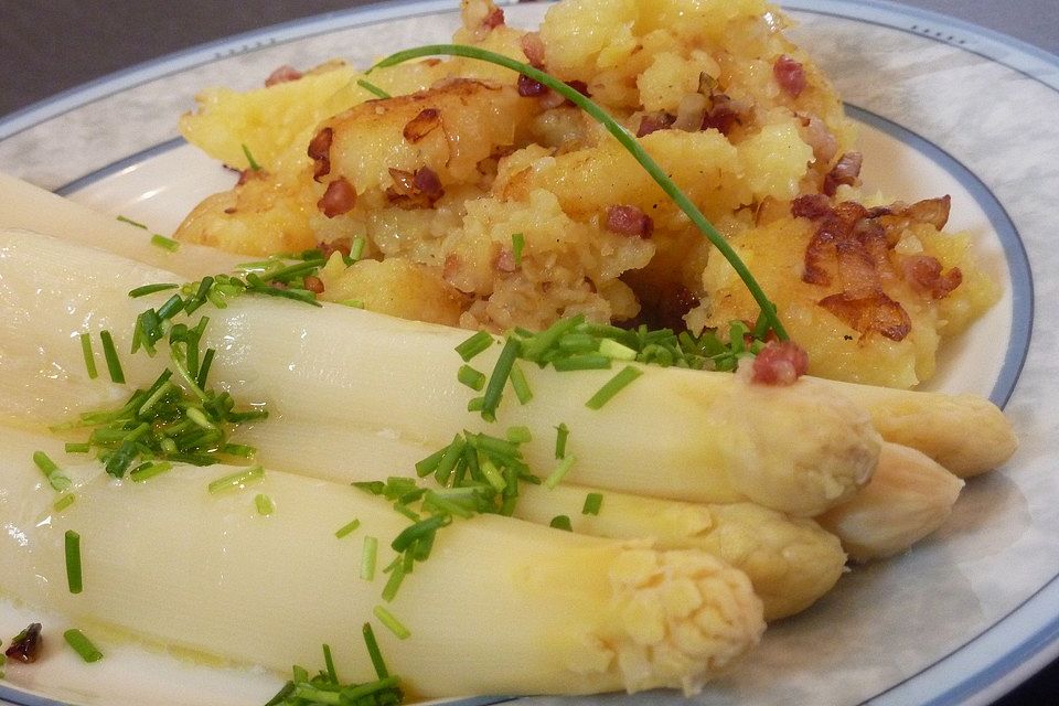 Gebratene Knödel mit Speck und Zwiebeln