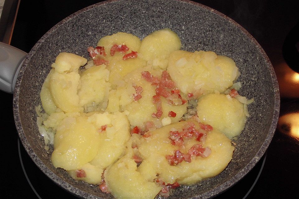 Gebratene Knödel mit Speck und Zwiebeln