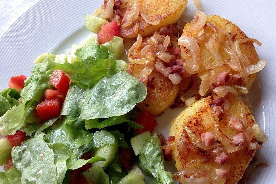 Gebratene Knödel mit Speck und Zwiebeln