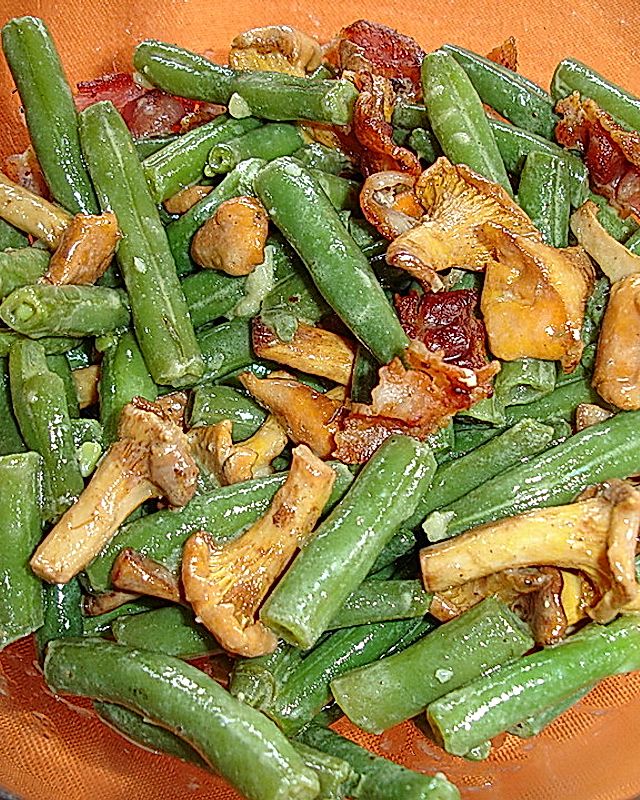 Salat von grünen Bohnen, Pfifferlingen und Speck