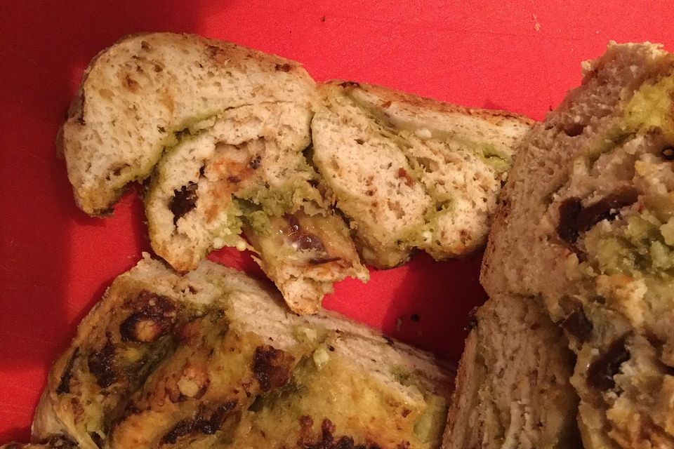 Brot mit Pesto, getrockneten Tomaten und Parmesan